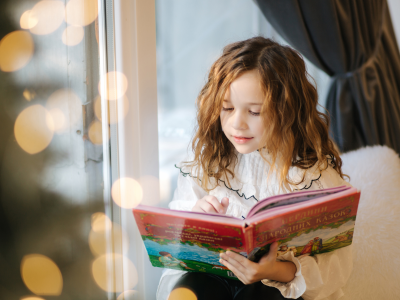 Pige læser i julebog